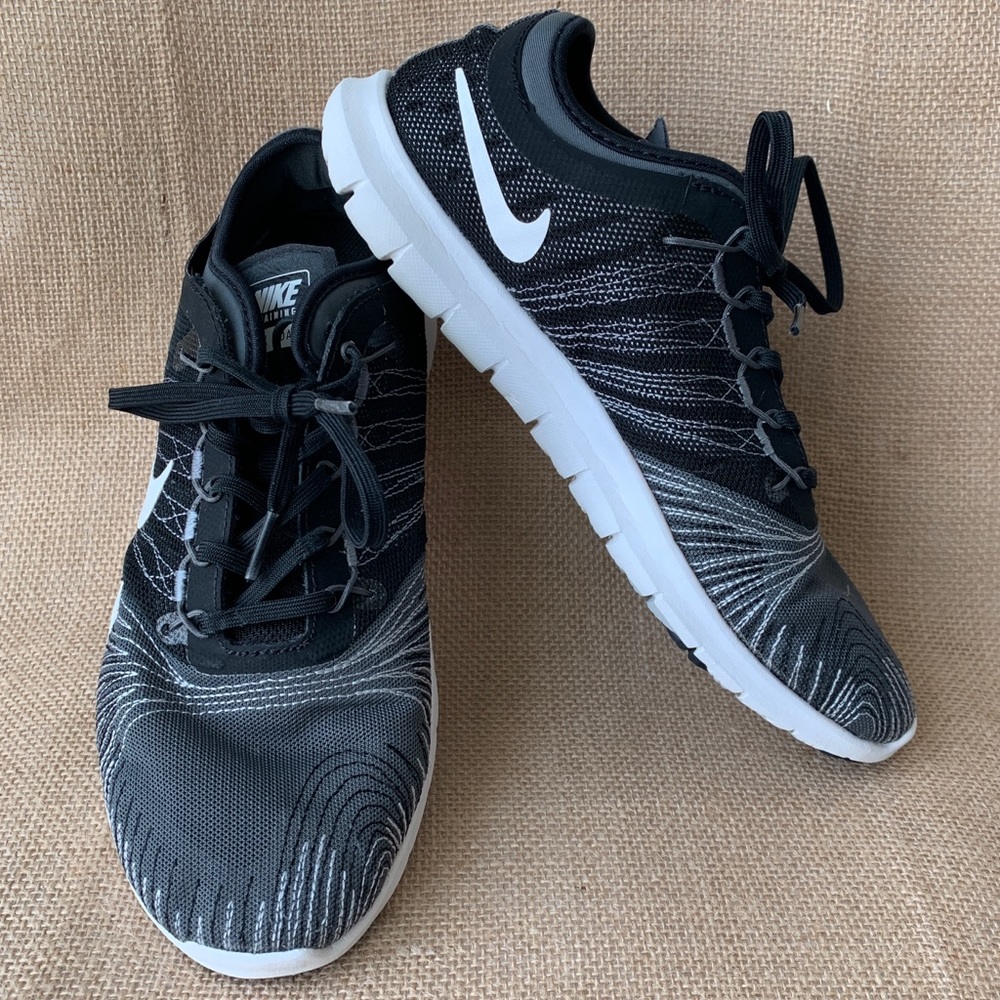 Nike Adapt TR in black/gray mesh